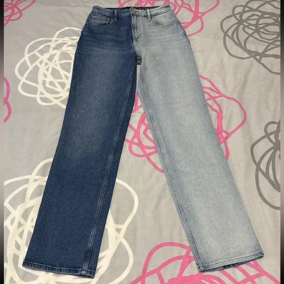 Hollister Ultra High-Rise Two-Tone Straight Leg Jeans - Picture 2 of 8